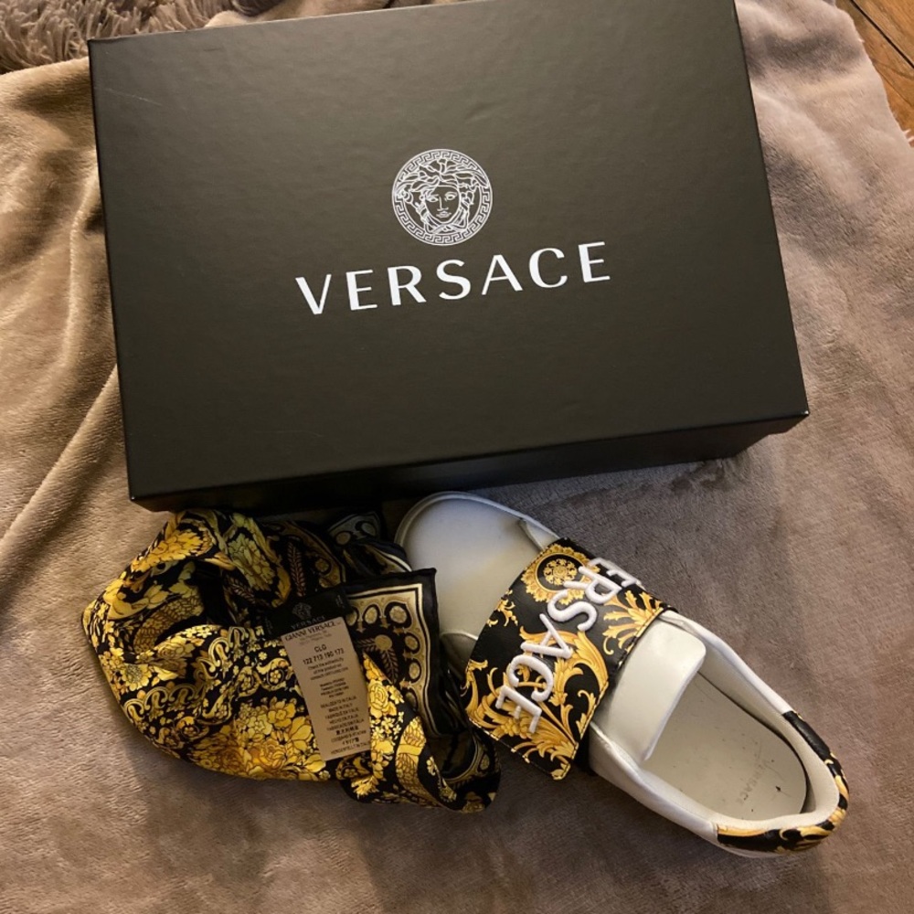 Versace sneakers & Scarf